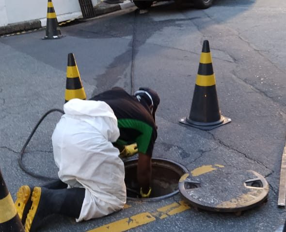 A desentupidora de caixa de gordura realiza a limpeza da caixa para eliminar o acumulo de sujeira e evitar maiores problemas no encanamento