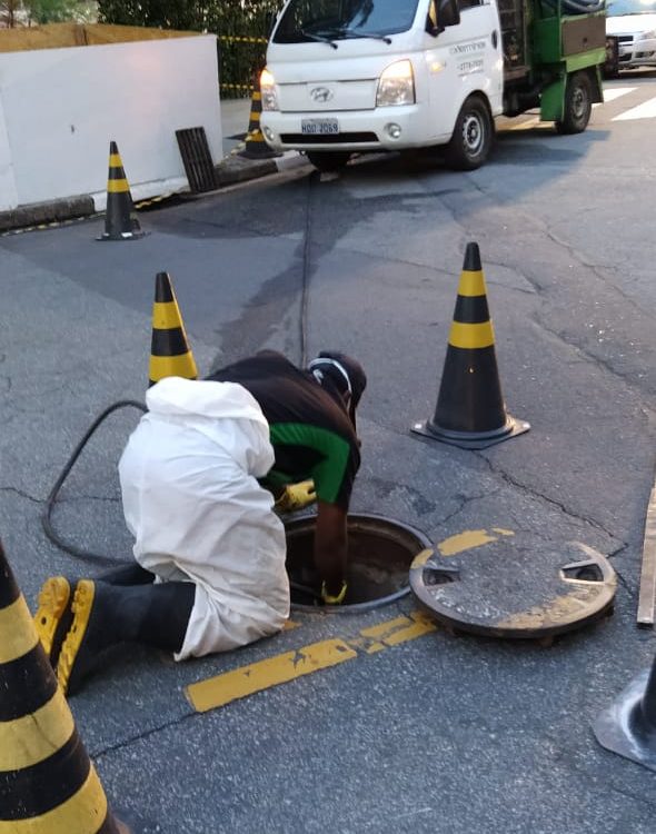 A desentupidora de caixa de gordura realiza a limpeza da caixa para eliminar o acumulo de sujeira e evitar maiores problemas no encanamento