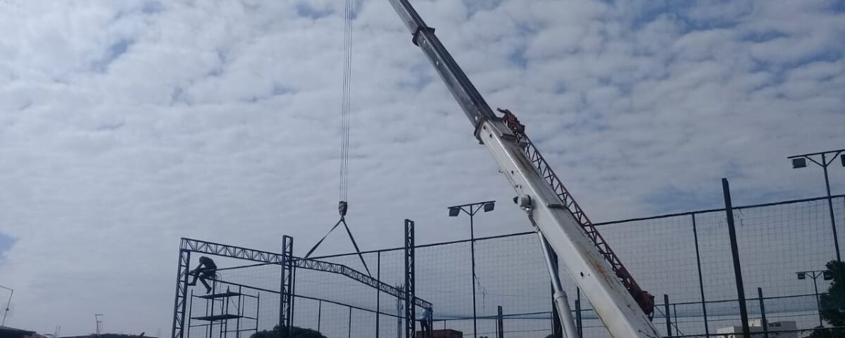 Locação de guindaste sobre caminhão