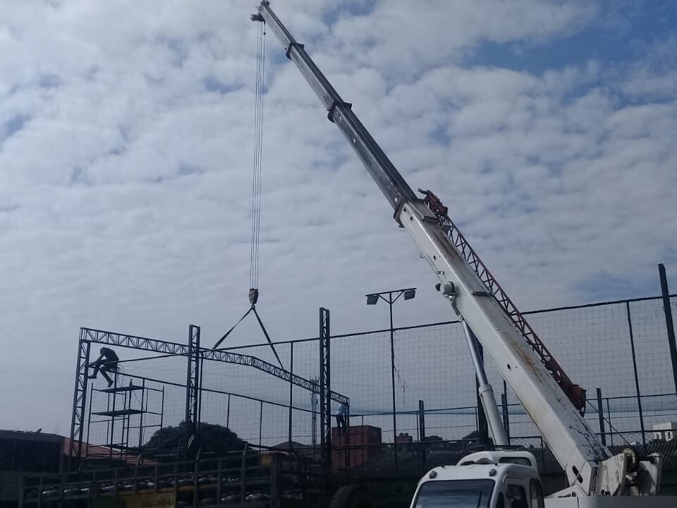 Locação de guindaste sobre caminhão