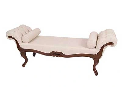 recamier de aproximadamente 170 centímetros de largura, cor creme com estrutura de madeira cor imbuia, detalhe em capitonê nos braços.