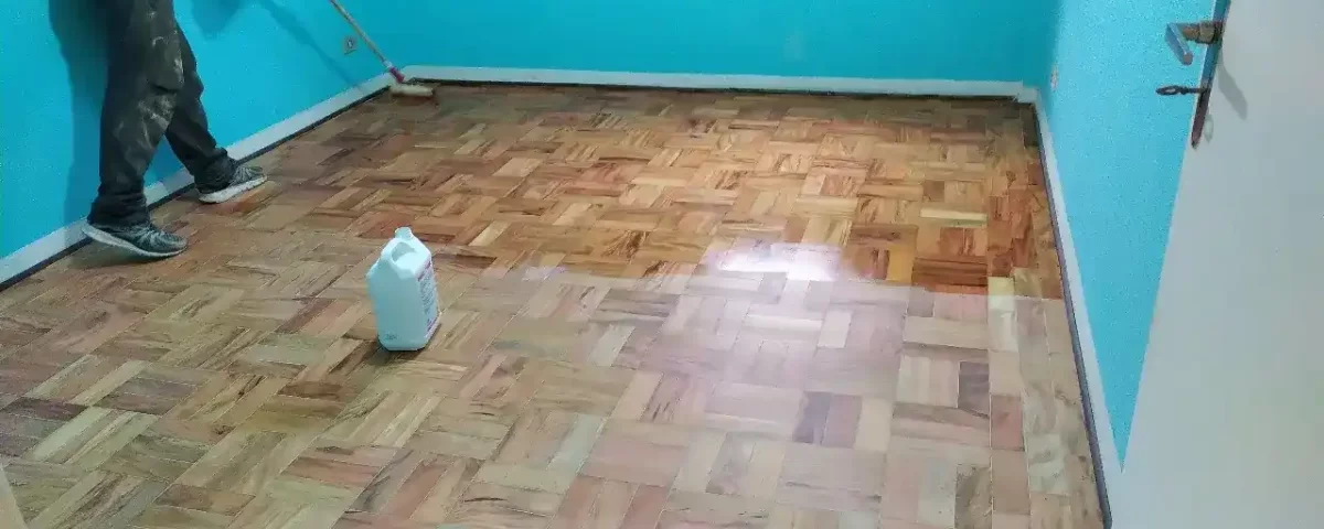 Aplicação de Bona em Pisos de Madeira