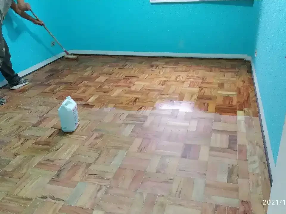 Aplicação de Bona em Pisos de Madeira