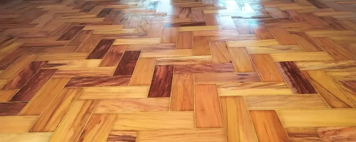 Aplicação de Cascolac em Pisos de Madeira