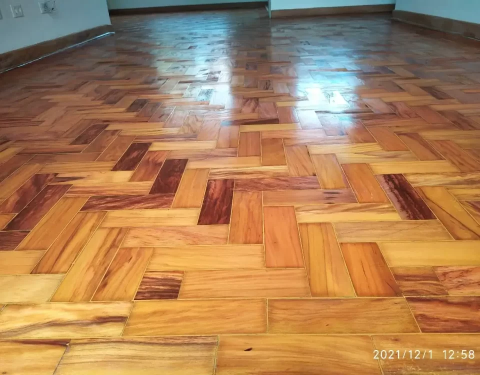 Aplicação de Cascolac em Pisos de Madeira