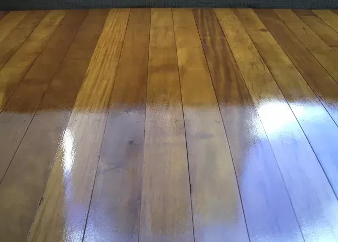 Aplicação De Verniz Em Madeira