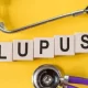 Médico especialista em tratamento de lupus