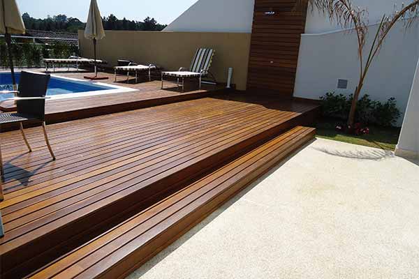 deck de madeira piscina