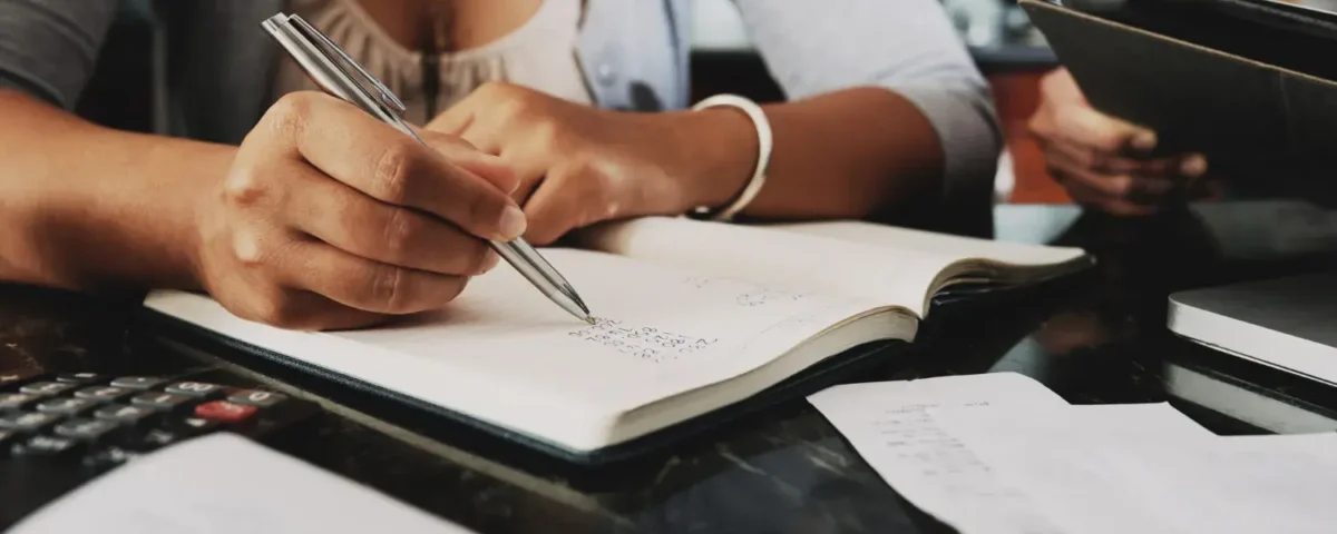 Advogado em elaboração de contratos cíveis e mercantis