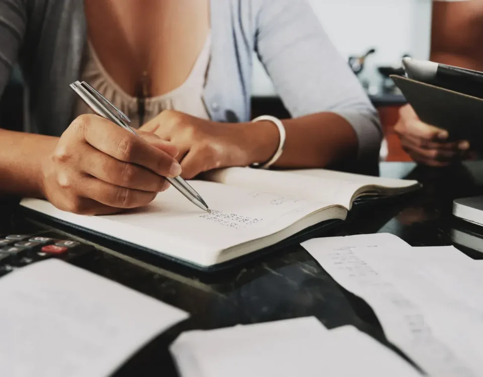 Advogado em elaboração de contratos cíveis e mercantis